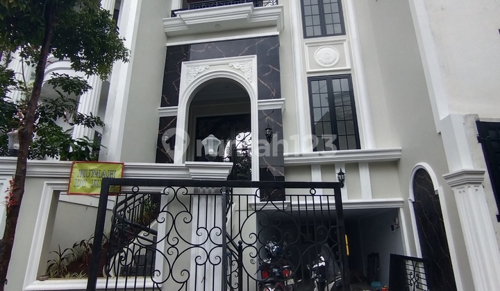Dijual Rumah Mewah Tiga Lantai Siap Huni Dijual Rumah Mewah Tiga Lantai Siap Huni