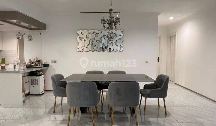 ruang makan nice 3 br kusuma chandra