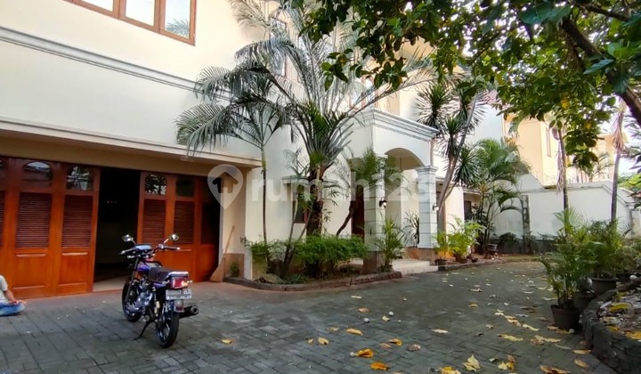 Rumah Kt 4+1 Di Kemang 2 Lantai Kolam Renang Pribadi 01.2024