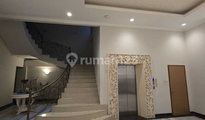 For Rent House on Jl. Sumenep, Menteng, 7-car carport, land area 1000m², 6 bedrooms, 4 bathrooms // October 25