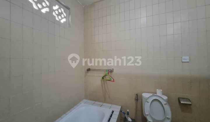 Di Sewakan Rumah Di Mega Kuningan SHM 1BR/1KM LT220/LB220//09.25 2