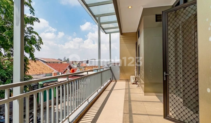 Rumah di Bekasi Kota Bangunan 2 Lantai Sangat Rapi