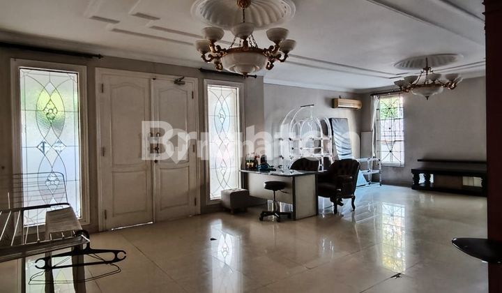 RUMAH DI RADIO DALAM, SWIM POOL, BANGUNAN 1 LANTAI 