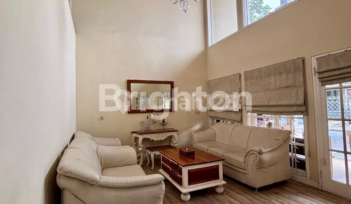 Rumah 2 Lantai Klasik Hook di Taman Kedoya Baru, Bangunan 2 Lantai. Turun Harga 9,5 M ->7,8 M Masih Nego