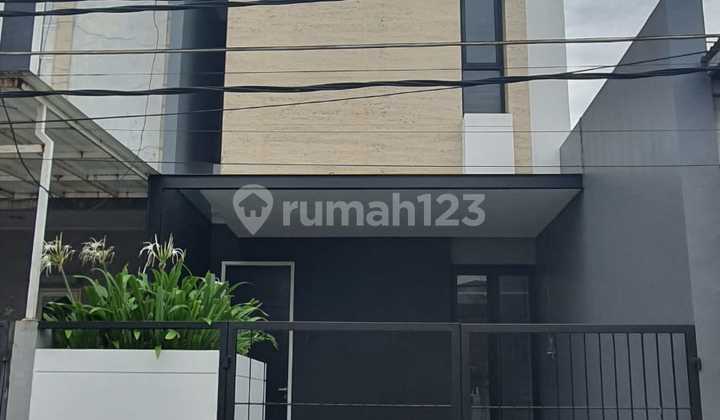 Rumah Siap Huni Di Taman Ratu. Bangunan 3 Lantai