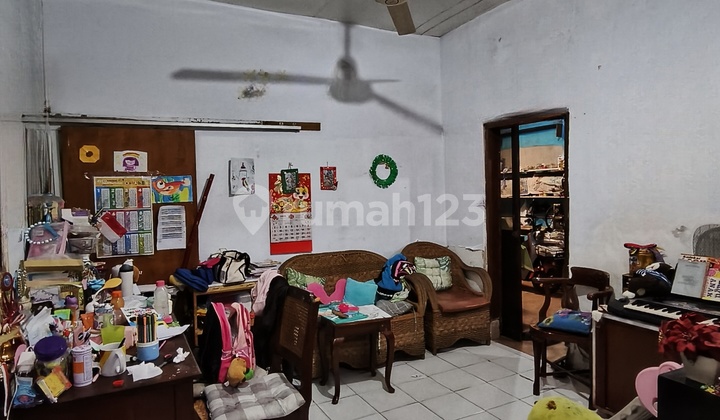 Old & Strategic 1-Story House Near Offices in Kartini, SHM House in Kartini 2