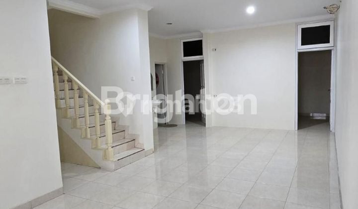 HOUSE IS NEAT IN TAMAN RATU, 2.5-STORY BUILDING HOUSE IS NEAT IN TAMAN RATU, 2.5-STORY BUILDING
