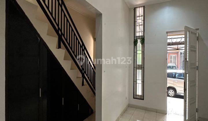 Disewakan Rumah 2,5 lantai Cluster Valencia Graha Raya  2