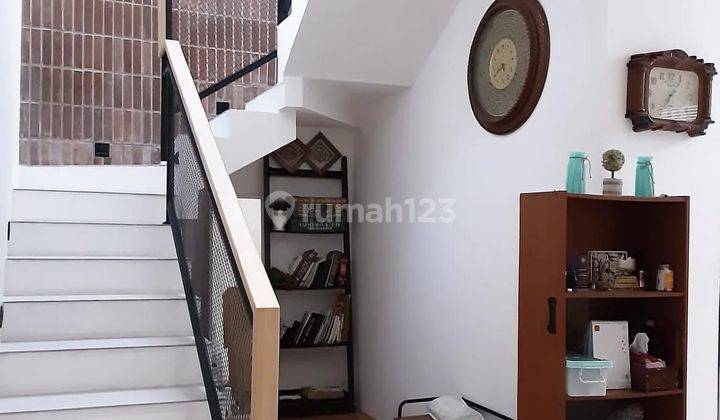 Rumah Bagus Minimalis 2 Lantai SHM Di Area Graha Raya 2