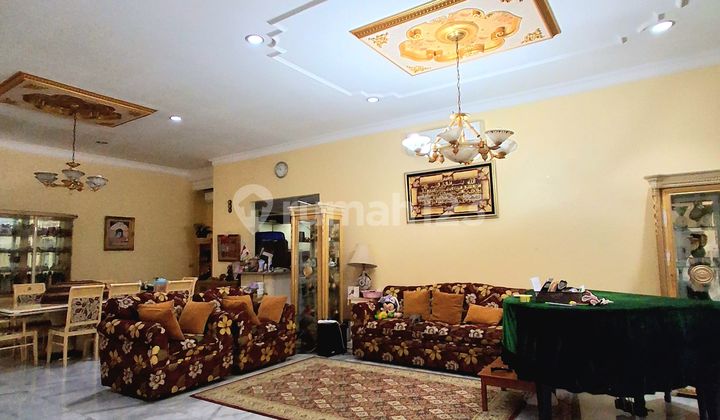 Rumah Hook Bagus 2 Lantai Strategis di Pondok Indah