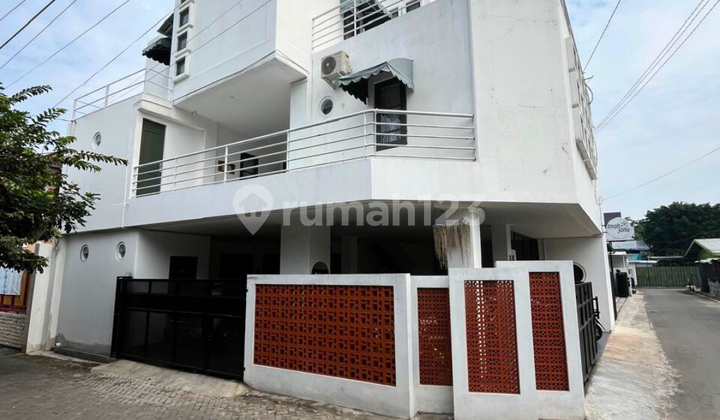 3-Story Minimalist Boarding House with 11 Furnished Rooms in Yogyakarta 3-Story Minimalist Boarding House with 11 Furnished Rooms in Yogyakarta
