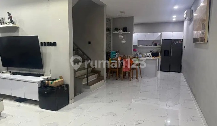 Dijual Rumah Golf Lake 3 Lantai Cengkareng