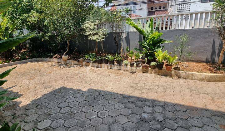 Rumah hook megah di Pejaten ada kolam renang,lokasi straregis  2