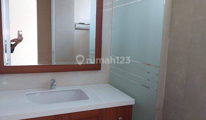Rumah 2 Lantai Sudah Renovasi Semi Furnished di Kebayoran Residence, Tangerang Selatan