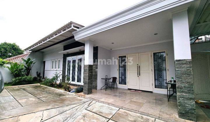 Rumah Mewah 2 Lantai di Kemang, Jakarta Selatan, Ada kolam renang.  1