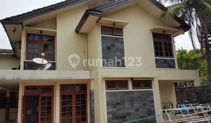 Rumah luas dan nyaman 2 lantai di Jakarta Selatan 