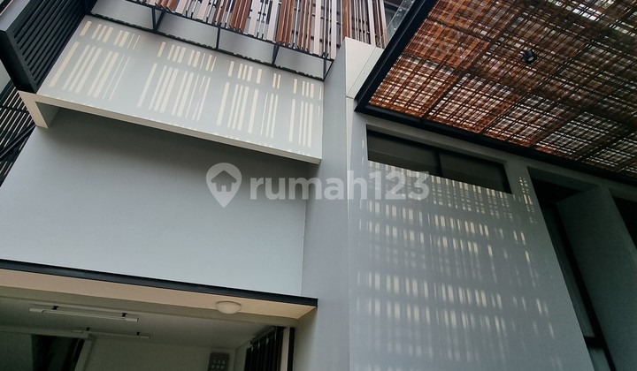 Rumah Mewah Di Kemang Selatan, Bebas Banjir, Siap Huni