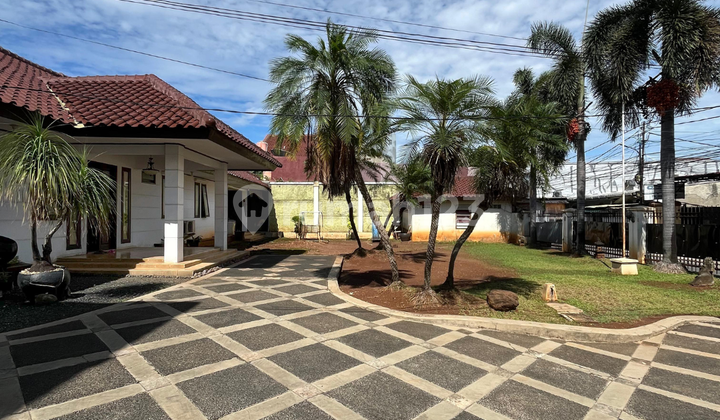 Rumah Asri Terawat 1 Lantai Hadap Utara Lahan Luas di Kebon Jeruk 2