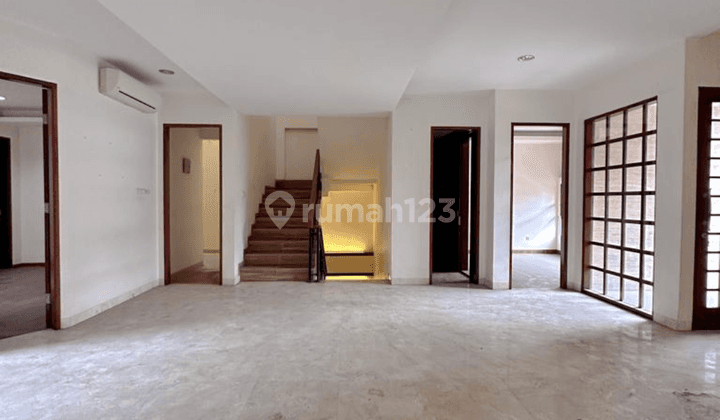 Rumah 3 Lantai Semi Furnished Hadap Utara di Senopati Area 2