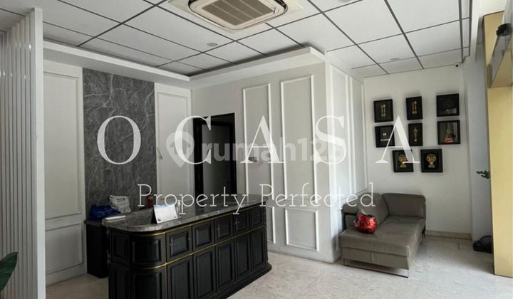 Mini building di pinggir jalan Ampera raya