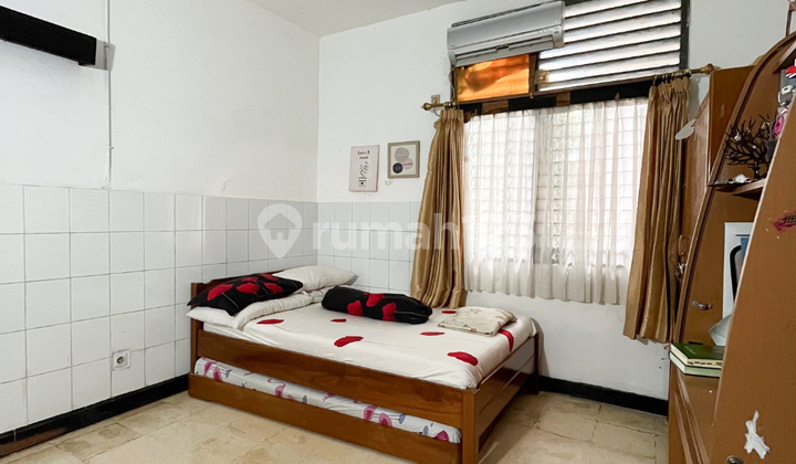 Well-Maintained 2-Story Old House Facing South in Kemanggisan - Slipi 2