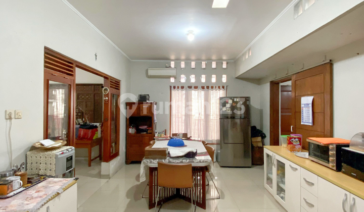 Well-Maintained House Ready to Occupy, Hook Position, Wide Road for 3 Cars in Tebet 2