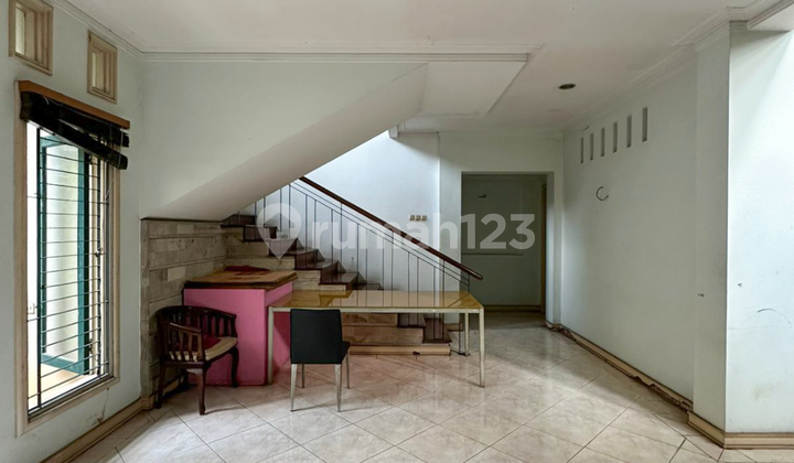 Rumah Lama 2 Lantai Hadap Utara Area Tenang di Senopati Area 2