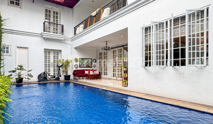 Rumah Mewah Terawat Semi Furnished Posisi Hook di Kebayoran Lama 2