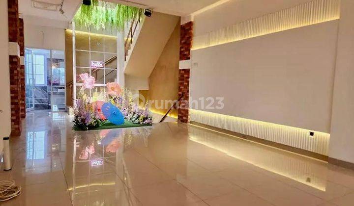 Ruko Cantik Daerah Bintaro Kondisi Bagus Memiliki Rooftop Di Lt. 4 Dan Lift 2