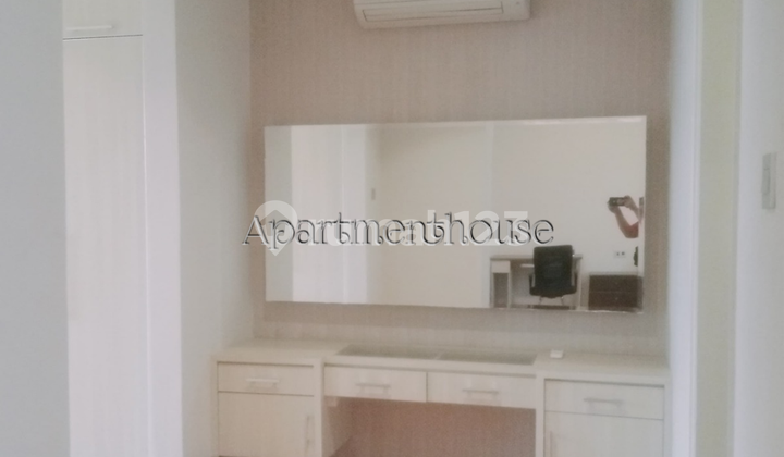 Selling at a bargain price: Town House at Senayan Residence, 300sqm, price 16M Selling at a bargain price: Town House at Senayan Residence, 300sqm, price 16M