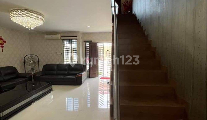 Rumah Hook 2 Lantai hadap timur di Beverly Batam Centre