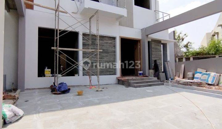 Rumah Dijaul 2,5 lantai full Interior Cantik Hadap Timur di Beverly 2