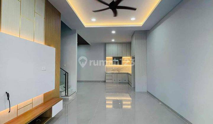 Dijual Rumah Cantik 3 Lantai Full Renovasi Di Beverly Green  2