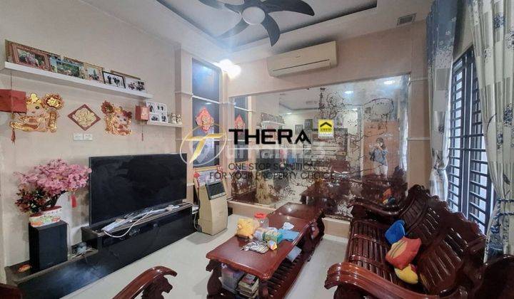ruang tamu rumah semi furnished hadap timur