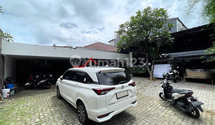 Single-Story House with Spacious Parking and Swimming Pool in Cipete, South Jakarta 2