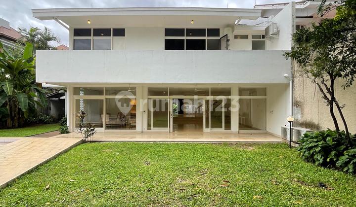 Disewakan Rumah dengan Halaman Luas di Kemang Jakarta Selatan