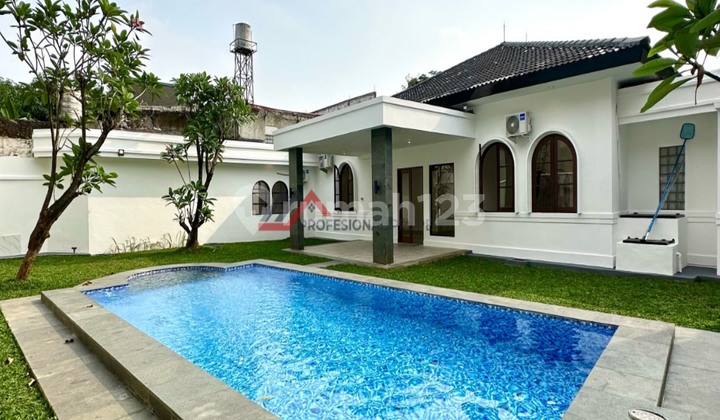 rumah mewah dengan halaman luas di komplek kemang, jakarta selatan