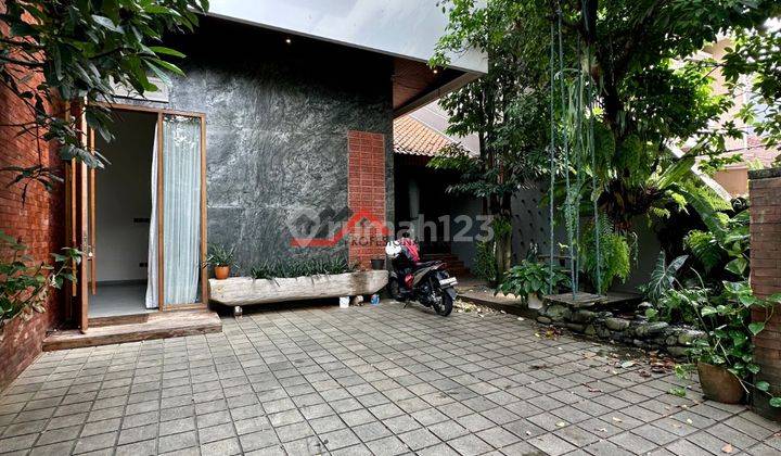 rumah bergaya industrial dalam komplek DKI Jakagarsa, Jakarta Selatan 2