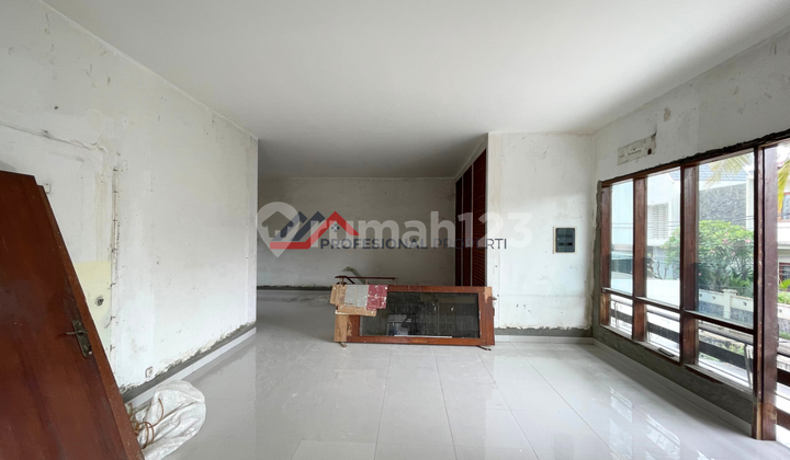 Rumah Sewa Full Renovasi Halaman Luas di Area Kebayoran Baru, Jakarta Selatan 2