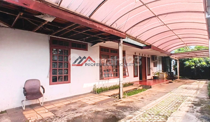 Habitable Old House with Spacious Backyard in Cilandak