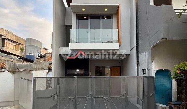 Rumah Baru Minimalis Modern Lokasi Strategis  di area Pasar Minggu, Jakarta Selatan