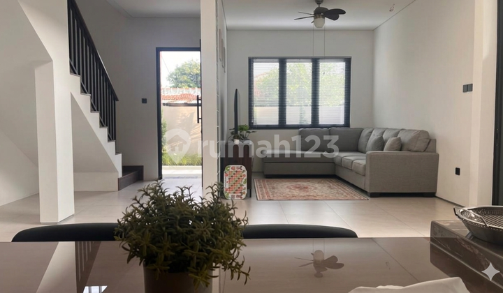 Rumah 2 Lantai Full Furnished di Kopo Permai