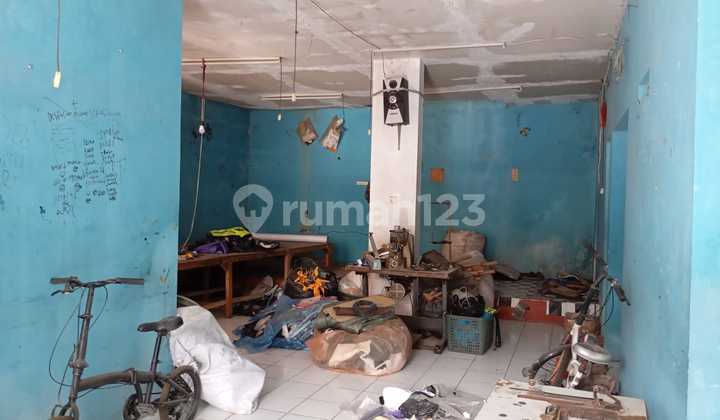 House in a Strategic Location, Suitable for Convection Business in Permata Kopo. House in a Strategic Location, Suitable for Convection Business in Permata Kopo.