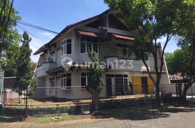 Rumah Posisi Hook Ada Aula Cocok Untuk Kantor dan Gudang di Batununggal Permai