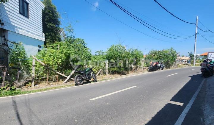 Tanah lebar di sewakan di tengah canggu.