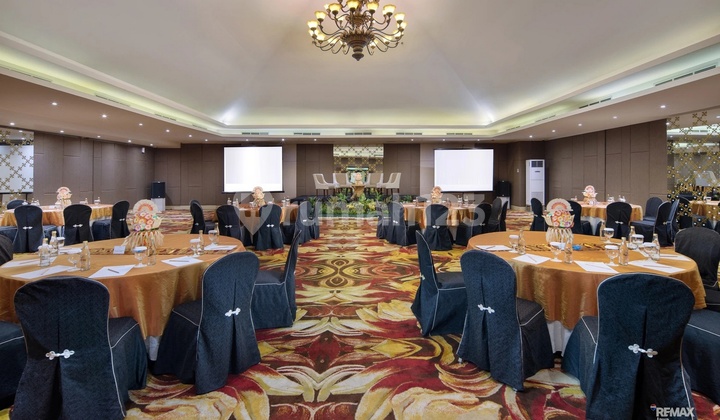 Luxury hotel in the commercial area for sale, in Renon.