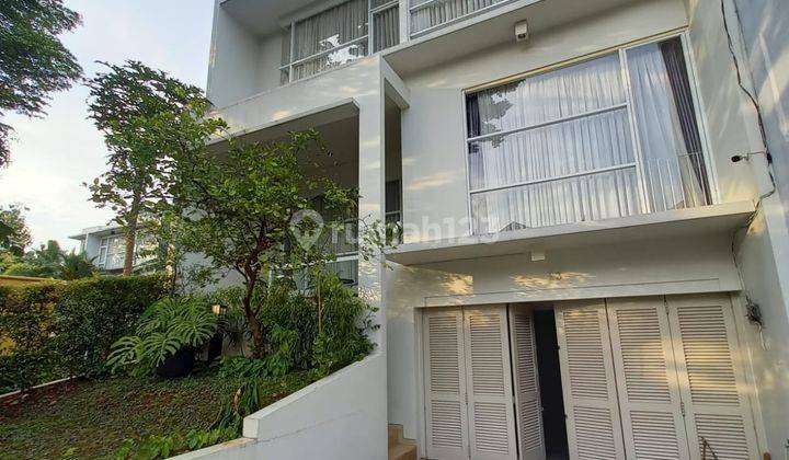 Hunian townhouse exclusive dengan private pool Jakarta selatan  1