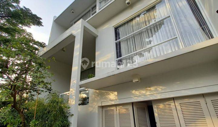 Hunian townhouse exclusive dengan private pool Jakarta selatan  2