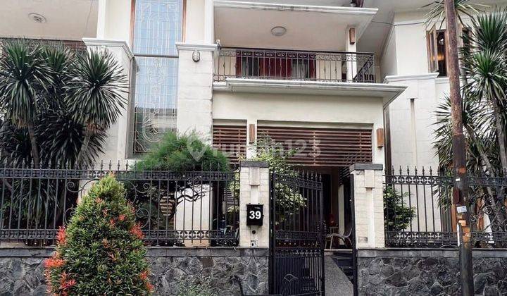 Dijual Rumah Mewah Posisi di hook dalam komplek aman dan nyaman
 1