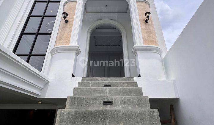 Rumah Mewah Elegan 3 lantai dalam komplek besar Jakarta selatan 1